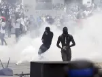 Manifestantes se enfrentan a la Polic&iacute;a en Nanterre, a las afueras de Par&iacute;s.