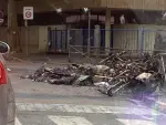 Bicicletas quemadas y mobiliario urbano destruido tras una nueva noche de disturbios en la localidad de Montreuil.