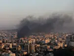 Columna de humo tras un bombardeo de Israel contra el campamento de refugiados de Yenín.