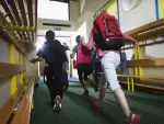 Escolares corren por el pasillo de un colegio, en una imagen de archivo.