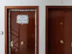 La puerta de la vivienda donde se produjo el asesinato.