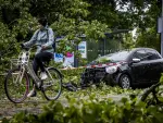 Muere una mujer al caer un árbol sobre su coche por la tormenta en Países Bajos.