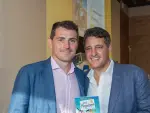 El autor, Pedro Casillas, junto al portero Iker Casillas.