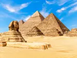 Pirámides de Giza en el desierto de Egipto