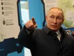 El presidente ruso, Vladimir Putin, saliendo de un tren en una imagen de archivo.