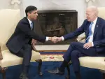 El presidente de Estados Unidos, Joe Biden, estrecha la mano del primer ministro del Reino Unido, Rishi Sunak, durante una reunión bilateral en el Despacho Oval de la Casa Blanca en Washington en junio pasado.