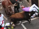 Pamplona ha acogido este lunes el cuarto encierro de San Fermín, con toros de la ganadería de Fuente Ymbro, que ha sido tan peligroso como el que se vivió en la anterior jornada porque se ha saldado con cinco heridos por traumatismos, que han sido trasladados al hospital.
