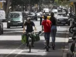 Un taxi ocupa un carril bici en Barcelona.
