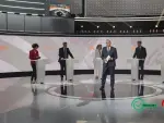Xabier Fortes ante los portavoces de los partidos en el debate a siete de RTVE