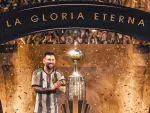 Imagen editada de Messi observando el trofeo de la Copa Libertadores.