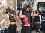 Imagen de los turistas alemanes detenidos por violar en grupo a una compatriota, a su llegada a los juzgados de Palma de Mallorca este sábado.