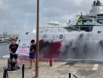 Activistas de Futuro Vegetal rocían de pintura un megayate en Ibiza para protestar por la crisis climática.