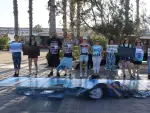 Activistas de València Animal Save con carteles y una recreación de un pez asfixiado por las redes de la pesca en el paseo Neptuno de València.