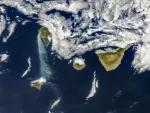 Imagen tomada por el satélite Terra de la NASA donde se observa la larga columna de humo del incendio