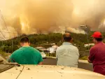 Las autoridades evacúan el municipio de Puntagorda ante el avance del incendio forestal.