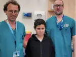Los doctores Ohad Einav y Ziv Asa con Suleiman Hassan, de 12 años, en el Centro Médico Hadassah tras su recuperación después de la operación para volver a unirle la cabeza al cuello tras sufrir una decapitación interna en un accidente.