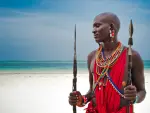 El pueblo masai vive en las sabanas de Kenia y Tanzania. Sus guerreros tenían fama ganada en épocas antiguas y los jóvenes masai debían cazar un león en solitario para convertirse en guerrero. Hoy se dedican a la ganadería y al pastoreo. Sus bailes y danzas son muy vistosos y coloridos.