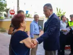El alcalde, José Luis Sanz, en su visita a la Macarena, con vecinos y comerciantes