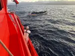 Salvamento Marítimo rescata un cayuco con migrantes.