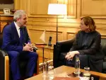 El alcalde de Barcelona, Jaume Collboni reunido con la exalcaldesa, Ada colau.
