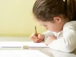 Una niña haciendo los deberes