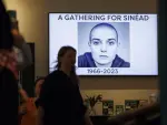 Vigilia por Sinead O'Connor en el Centro Irlandés de Londres, en Camdem.