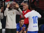Ansu Fati celebra su gol ante el Milan abrazando a Ousmane Dembélé.