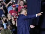 El candidato presidencial republicano, el expresidente Donald Trump, abandona un acto de campaña el sábado 29 de julio de 2023, en Erie, Pensilvania