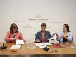 PAMPLONA, 08/08/2023.- Las representantes de PSN, Geroa Bai y Contigo-Zurekin, María Chivite (c), Uxue Barkos (i) y Begoña Alfaro, respectivamente, durante la firma este martes en el Parlamento de Navarra del documento con el acuerdo programático del su gobierno tripartito para la comunidad Foral. EFE/ Villar López ESPAÑA GOBIERNO NAVARRA