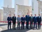 Felipe VI y varios representantes de otros países en la planta de Puertollano de Iberdrola.