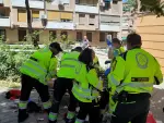 Emergencias Madrid atiende a un hombre herido en Usera tras haber recibido múltiple puñaladas.