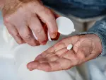 Un hombre toma pastillas para paliar los efectos de cáncer