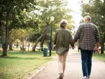 Una pareja de personas mayores paseando