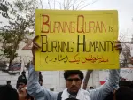 Protesta en Peshawar (Pakistán) por la quema del Corán.