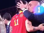 Detalle del beso entre Rubiales y Hermoso que han captado las c&aacute;maras de TVE.