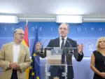 El presidente de Unión del Pueblo Navarro (UPN), Javier Esparza (c), ofrece una rueda de prensa, en el Congreso de los Diputados, a 21 de agosto de 2023, en Madrid (España).