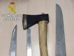 Armas incautadas por la Guardia Civil al presunto agresor detenido en Barbate que perseguía a otro con un hacha y tres cuchillos grandes