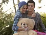 El romance entre Taylor Swift y Taylor Lautner en la película ‘Historias de San Valentín’ (2010) saltó a la vida real y los dos jóvenes estuvieron saliendo juntos entre octubre y diciembre de 2009. Fue ella quien lo dejó, como confesó en su tema ‘Back to December’.