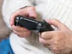 Un anciano jugando a videojuegos