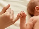 Las manchas de nacimiento muchas veces pasan desapercibidas por los padres de los bebes, ya que su color no se empieza a acentuar hasta los dos años.
