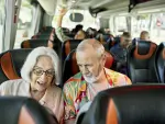 Jubilados en un autobús.