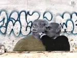 Mural en el que Rubiales le da un 'piquito' a Tyson.