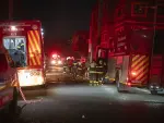 Bomberos en la zona del incendio en Johanesburgo.