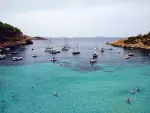 Una cala de Ibiza abarrotada de barcos amarrados, en una imagen de archivo.