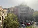 Ascienden a cuatro las personas que han resultado heridas leves en el incendio de este martes por la mañana en un bloque de oficinas ubicado en la antigua sede del diario 'Tele/eXpres' en la esquina de la calle Aragón con Roger de Flor de Barcelona.