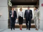 La vicepresidenta segunda del Gobierno y ministra de Trabajo en funciones, Yolanda Díaz (2i) y el líder de Junts y eurodiputado, Carles Puigdemont (2d) durante su encuentro en el Parlamento europeo, el 4 de septiembre de 2023, en Bruselas.