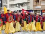 Maz&oacute;n, en el centro de la imagen, este martes, desfilando con la comparsa Moros Nuevos en Villena (Alicante).