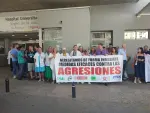 Concentración de profesionales sanitarios en el Hospital Clínico de Málaga contra las agresiones a los sanitarios.