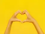 El corazón amarillo debe su popularidad a la aplicación de mensajería Snapchat, donde los usuarios pueden compartir fotos y vídeos con los demás.