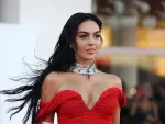 La modelo acaparó todas las miradas en la alfombra roja de 'Enea' con su collar de diamantes y rubelita del diseñador italiano Pasquale Bruni.